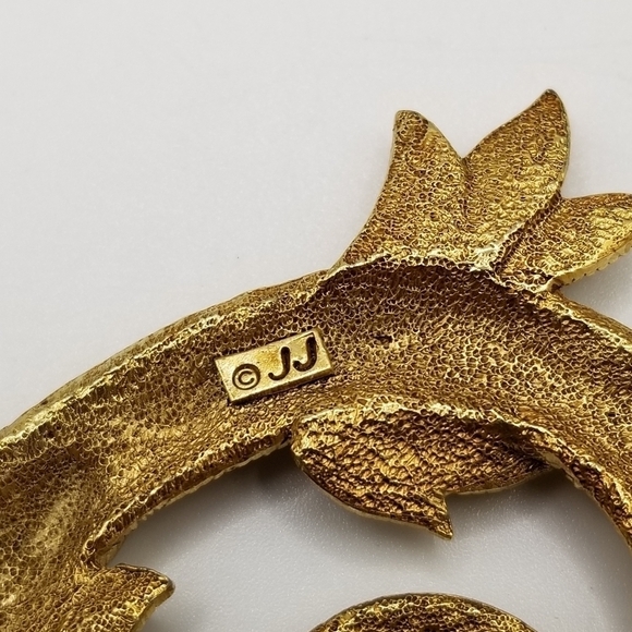 Vintage Signed JJ Gold Tone Art Deco Swirl Feather Leaf Brooch Bar Pin Ornate - Picture 3 of 15